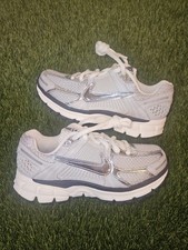 Taglia 6 - Nike Air Zoom Vomero 5 da donna (FD0884 025) Photon Dust argento metallizzato 