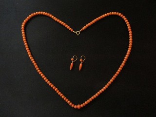 Antikes Schmuck Set: Korallen Ohrringe/Korallen Kette / 585er Gold Verschluss!
