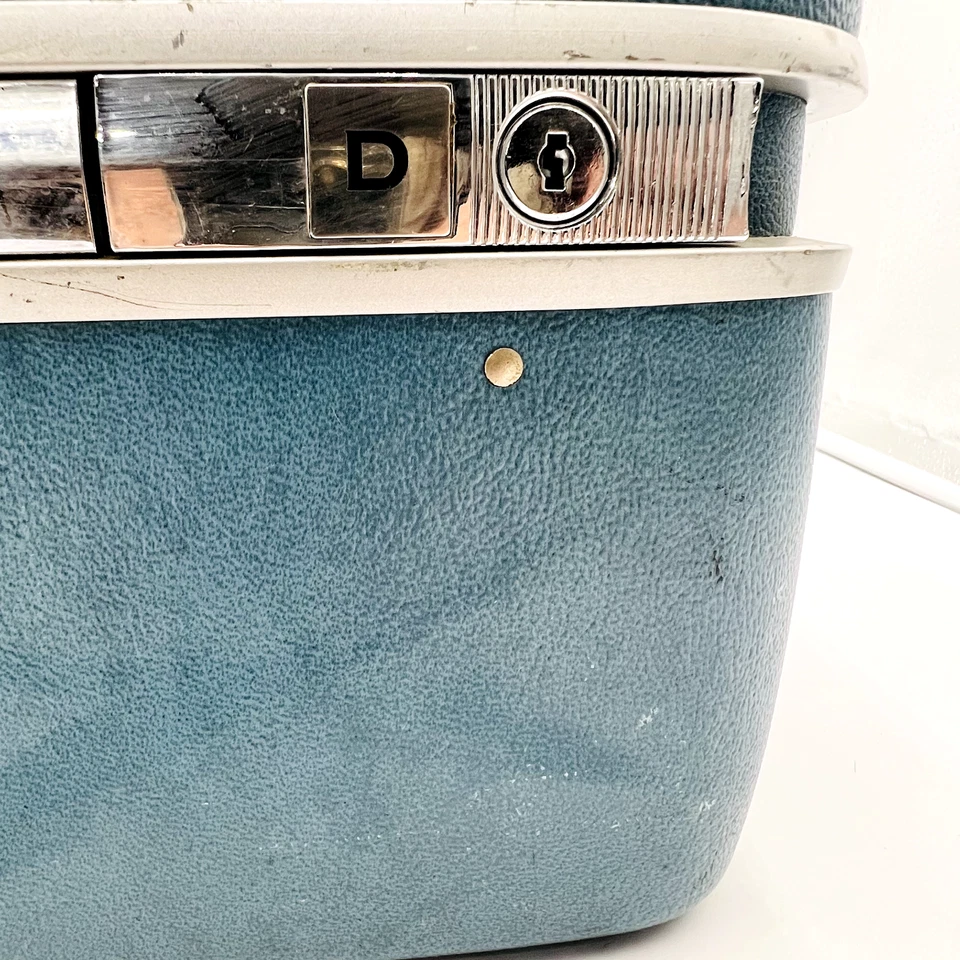 Vintage Samsonite Silhouette Suitcase Blue Vanity Train Makeup Case - Image 3 of 4