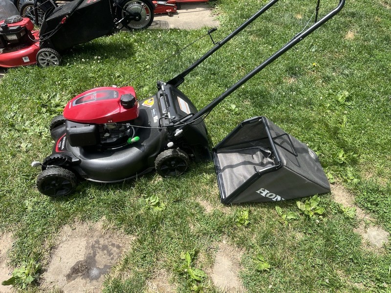 Honda HRX217 Self-Propelled Walk-Behind Lawn Mower 170cc Grass Bag