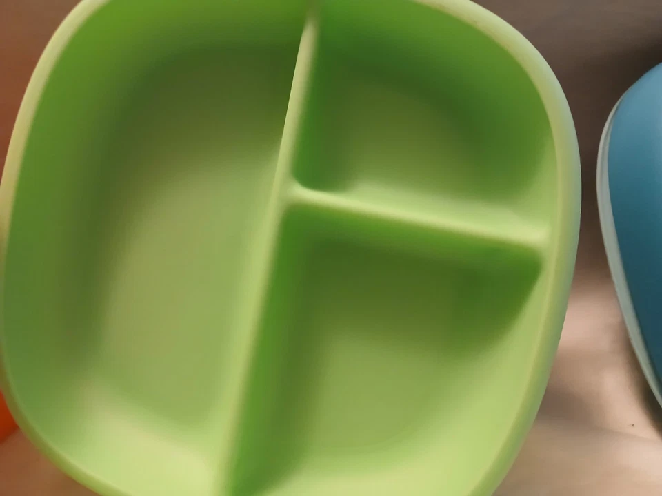 Tazón de comida giroscópico resistente a derrames para bebés y niños pequeños + platos de compartimento NUK + Foto 4 de 4