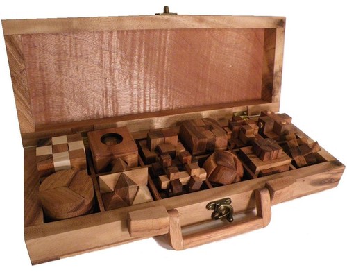 12 Holzpuzzle Set im Holzkoffer - Bild 1 von 4