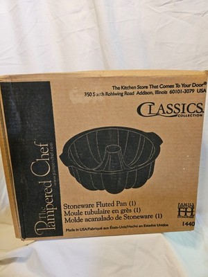 PAMPERED CHEF STONEWARE FLUTED PAN #1440  NEW IN BOX w/ Scrapper
