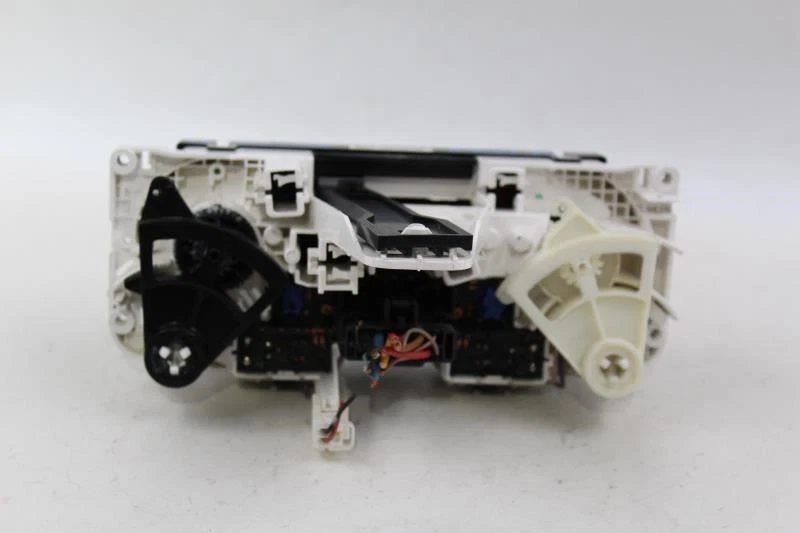 Hatchback con control de temperatura para Nissan Versa 2010-2012 OEM #25028 Foto 3 de 4