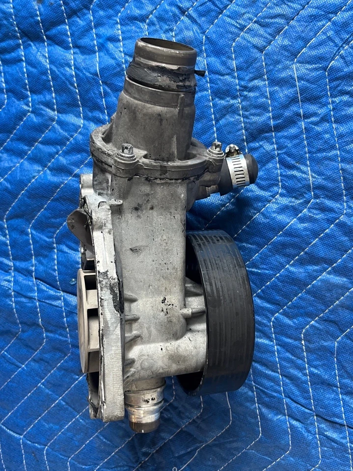 09-15 BMW F01 F02 F10 550i 750i N63 MOTOR BOMBA DE AGUA 7586885 OEM 84k Foto 2 de 4