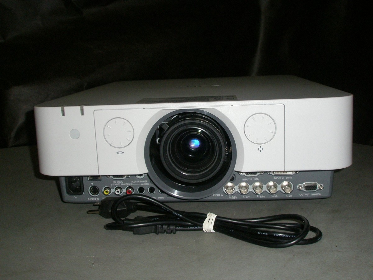 SONY VPL-FX30 LCD PROJECTOR, 4200 LUMENS!! WORKS GREAT!! CLEAR
