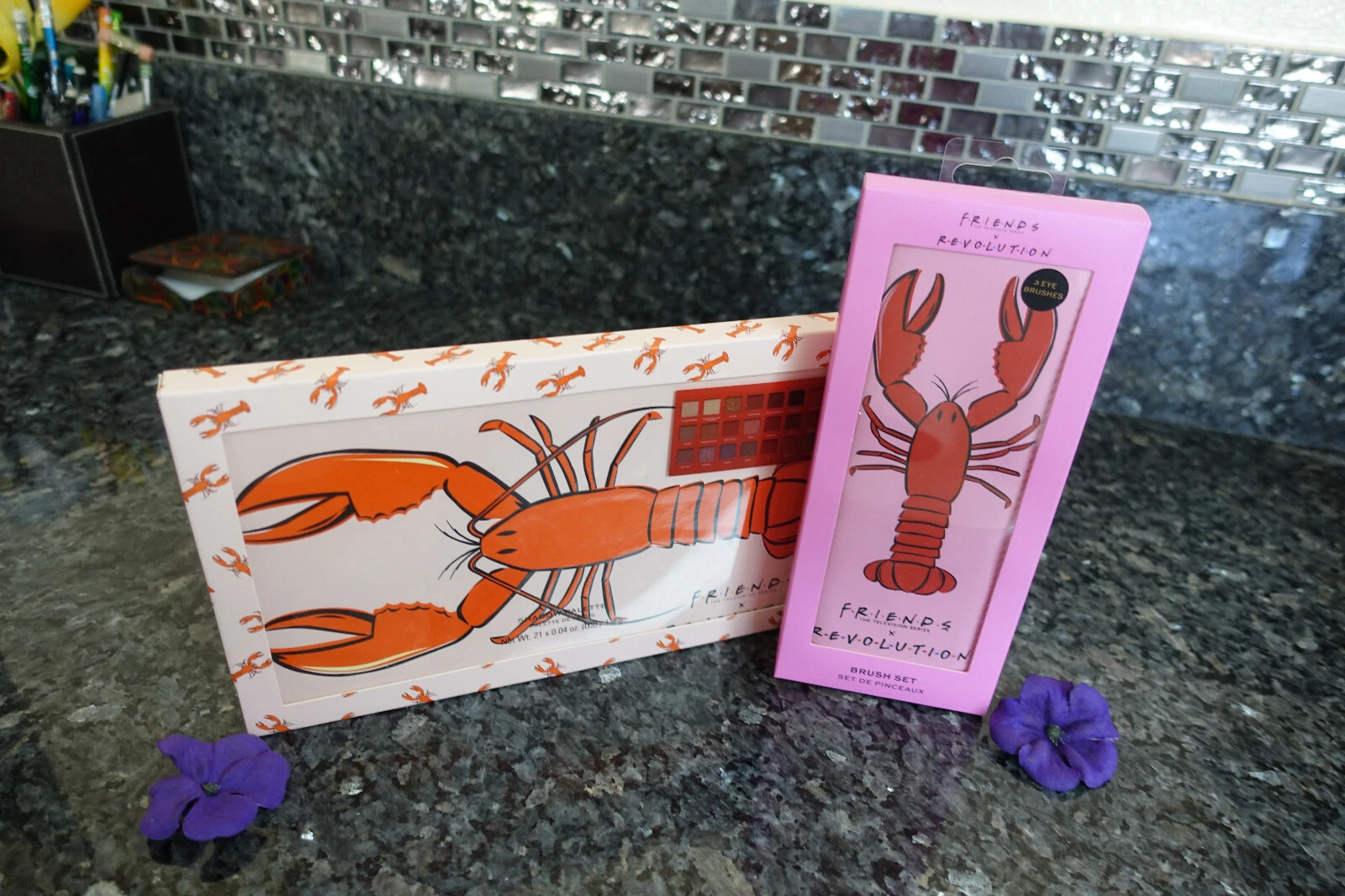 Makeup Revolution X Friends He’s Her Lobster Shadow Palette + brush set