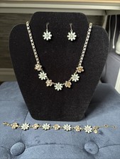 Chloe + Isabel Flower Jewellery Set Necklace Bracelet Earrings