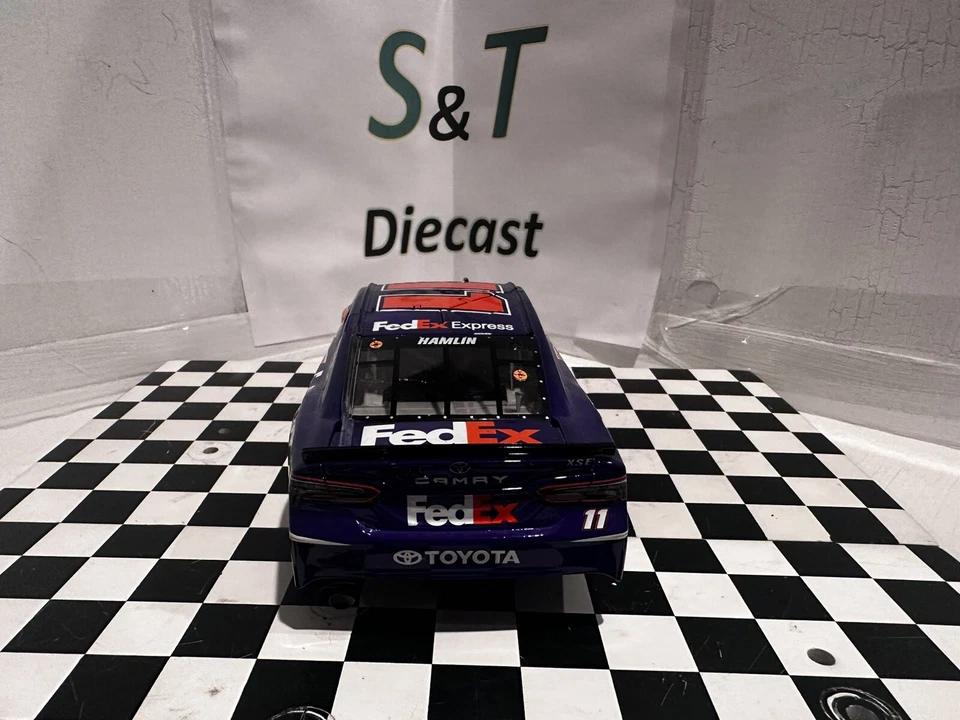 Denny Hamlin Joe Gibbs #11 2018 1/24 FedEx Express Toyota Camry Action Foto 4 de 4