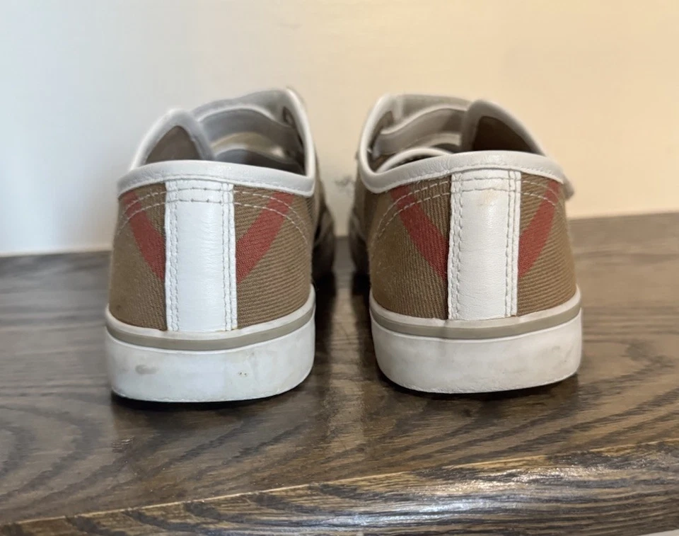 Burberry Zapatos Tenis Niños Talla 33 Foto 2 de 4