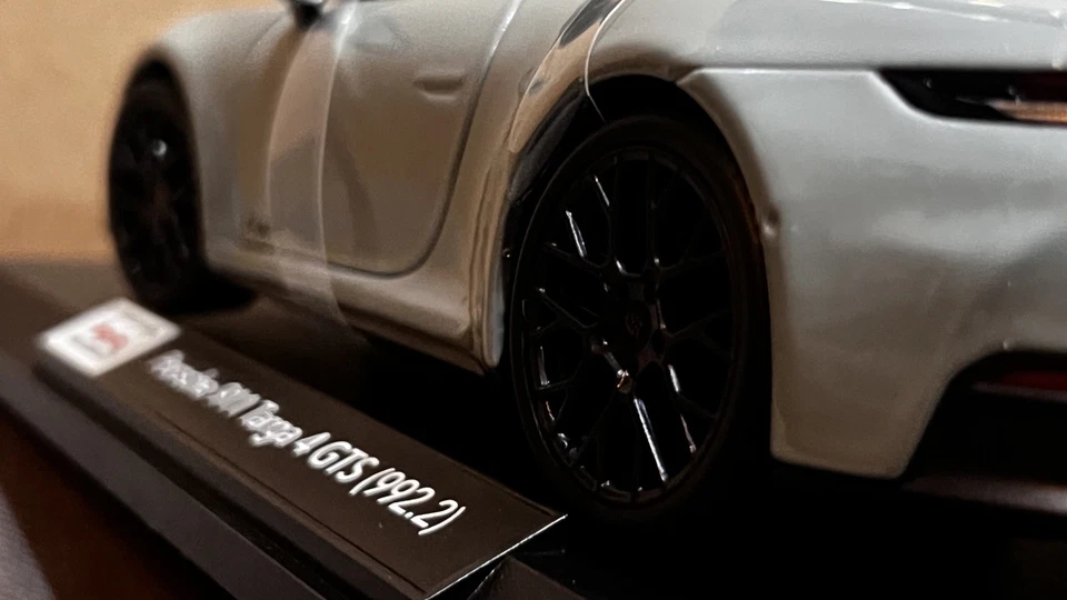Maisto 1:18 DieCast Special Edition Porsche 911 Targa 4 GTS (992.2) Amazing Grey - Image 2 of 4