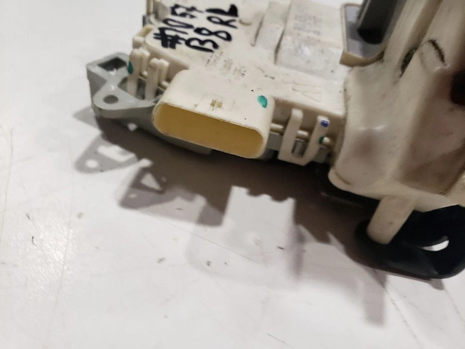 Actuador de cerradura de puerta trasera derecha - Audi A4 B8 Quattro S-Line 2011 - OEM 8K0839015D Foto 4 de 4