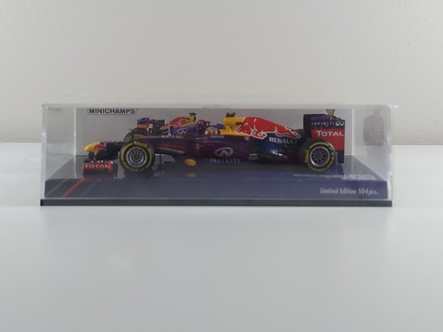 1/43 MINICHAMPS 410 130072 INFINITY RED BULL RACING SHOWCAR 2013 MARK WEBBER B3
