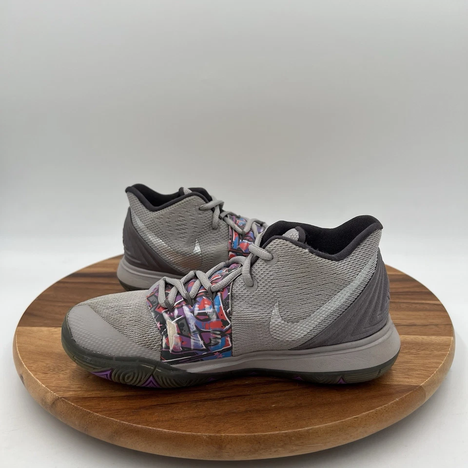 Zapatos de baloncesto talla 3,5 Y Nike Kyrie 5 graffiti escuela primaria gris/multicolor Foto 2 de 4