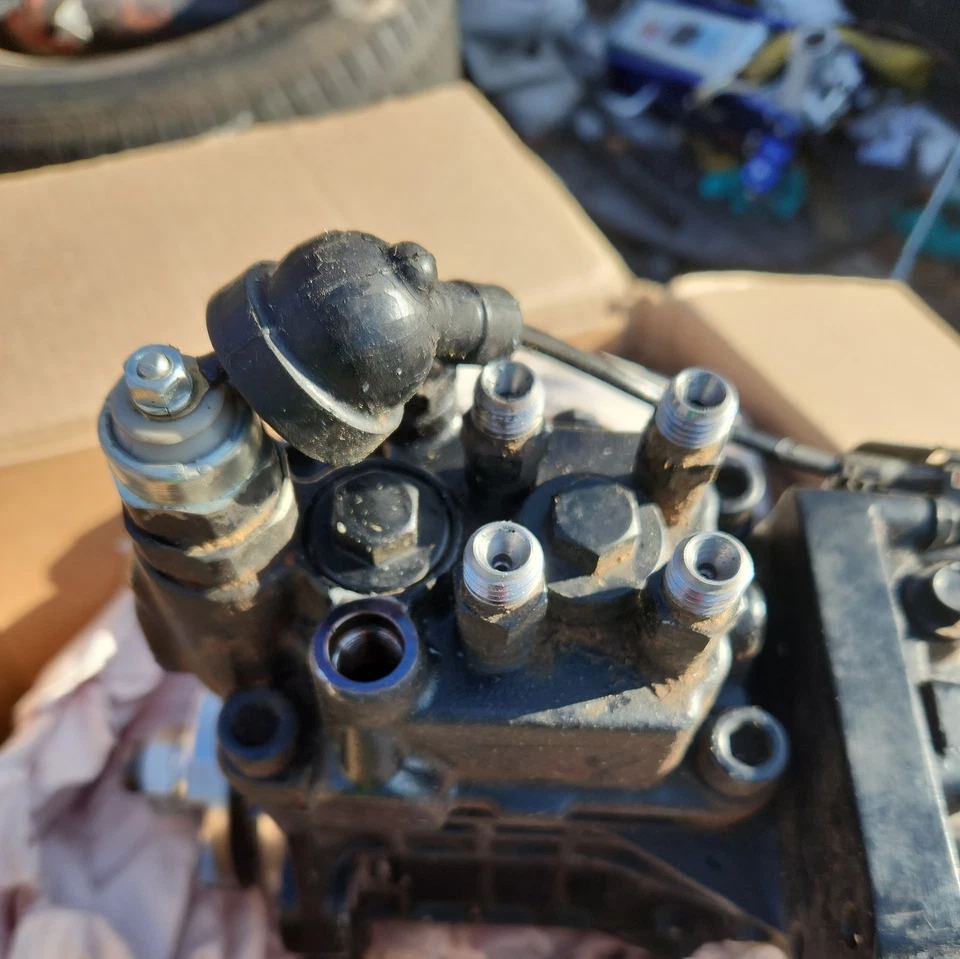 Bomba de inyección de motor Yanmar 4TNV98T 20100916 usada buena  Foto 3 de 4