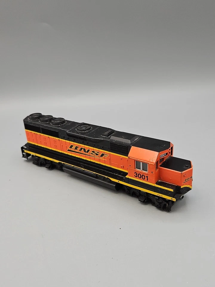 Bachmann 60319 HO Scale BNSF EMD GP40 (Heritage I) Diesel Locomotive #3001 READ - Image 3 of 4