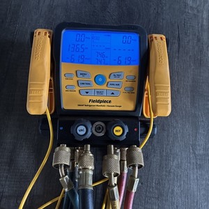 Fieldpiece SM482V Wireless 4-Port SMAN Refrigerant Manifold with Vacuum Gauge