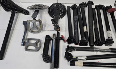 Gemischte Fahrradteile Restposten - Sattelstützen / Sattel / Kurbelgarnitur / Pedale