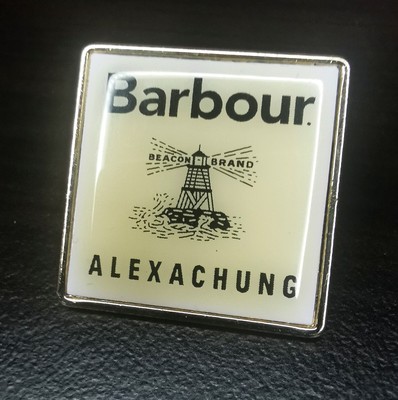 Barbour x Alexa Chung Leuchtfeuer Marke Offizielle Anstecknadel Anstecker