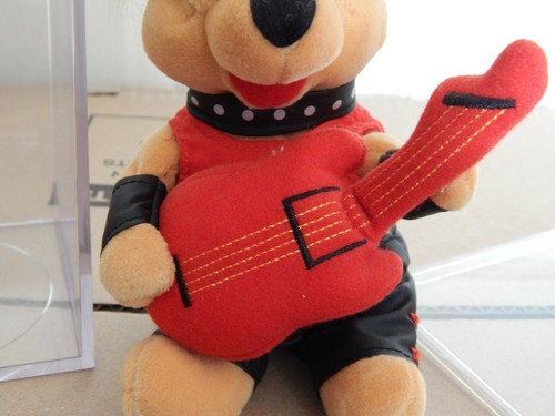 DISNEY WINNIE THE POOH 80'S ROCKER POOH PLUSH MINI BEAN BAG 8" WITH ACRYLIC BOX - Picture 5 of 9