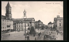 Karlsruhe i. B., Marktplatz mit Strassenbahn und Denkmal, Ansichtskarte 