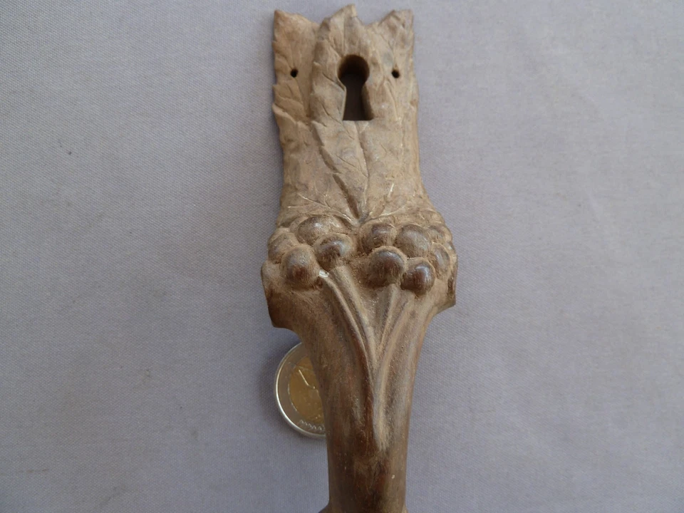 Art populaire, ancienne poignée avec cache serrure en bois sculpté - Photo 3/3