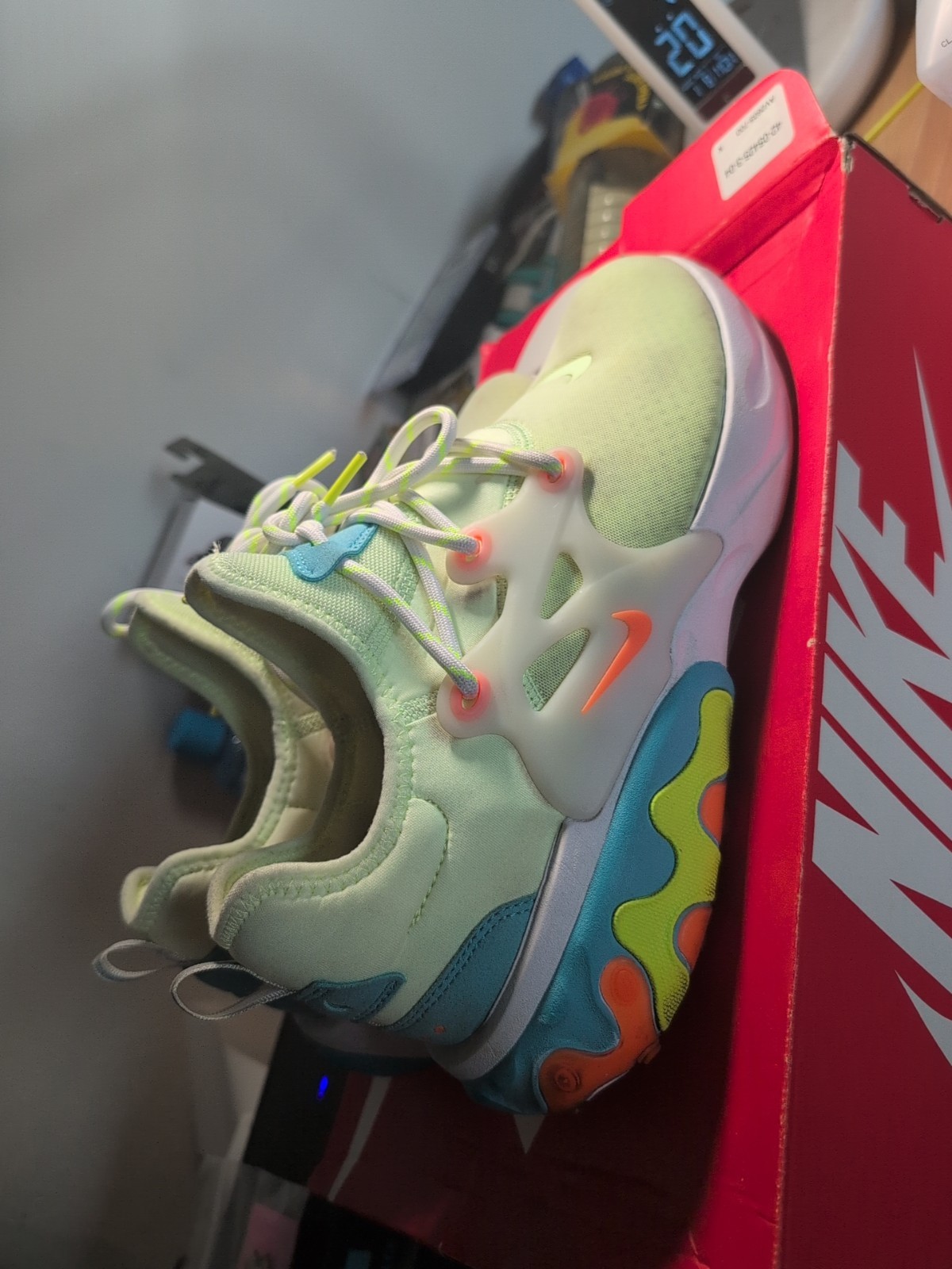 Men 10.5 US Nike React Presto Barely Volt Men Sne… - image 6