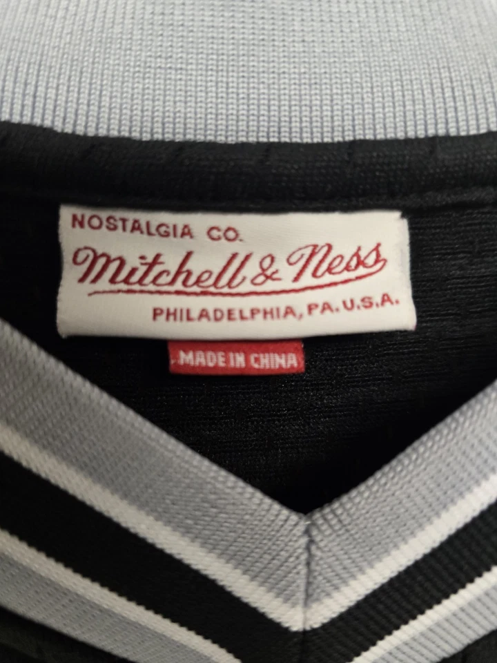 Camiseta deportiva vintage de malla con cuello en V del equipo ganador Mitchell & Ness de los San Antonio Spurs pequeña Foto 2 de 4