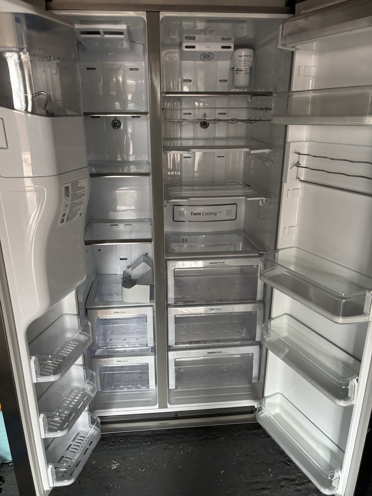 Samsung RSG5UCRS American-style Fridge Freezer with Ice Maker & Water Dispenser