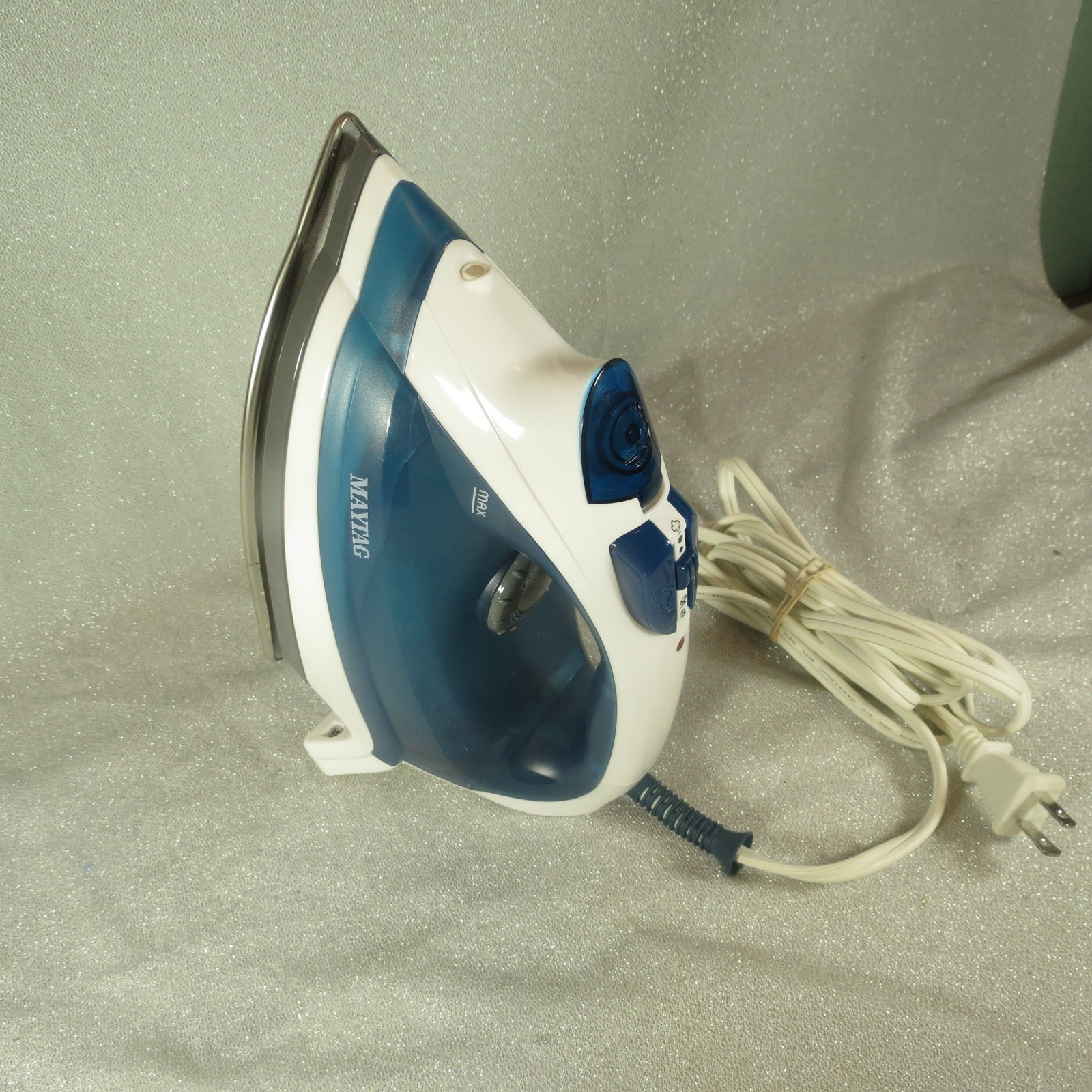 Clothing Iron Steamer - Working