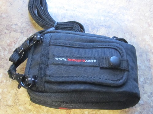 LOWEPRO RED/BLACK DIGITAL CAMERA BAG WITH STRAP USED - Picture 2 of 2