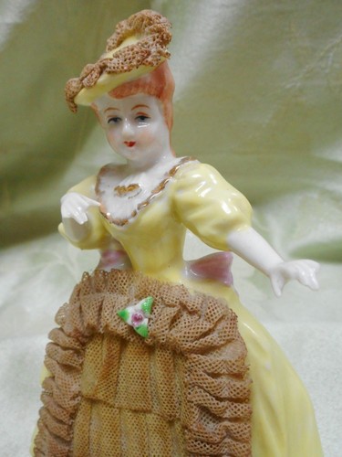 Vintage Porcelain Lace Dress & Hat Dainty Lady Figurine - Picture 9 of 11