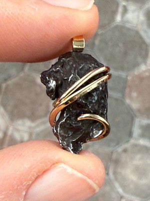 23,99ct Meteorit Sikhote-Alin russisch geschmiedet 14k Gelbgold Anhänger Gesamtgewicht
