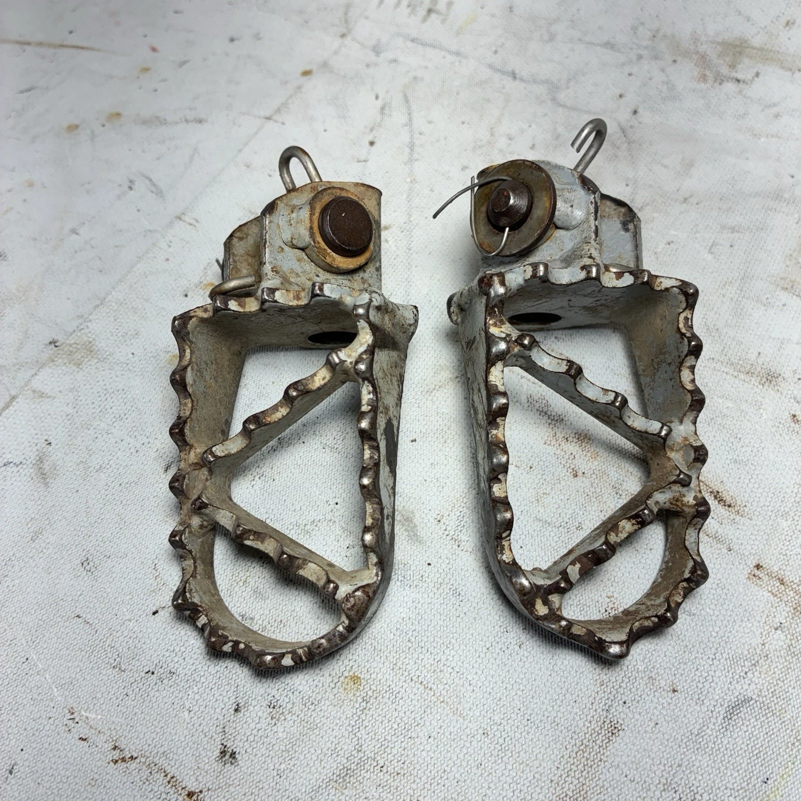1998 - 1999 KTM 125 200 250 SX EXC Left Right Foot Pegs Spring Hardware Set