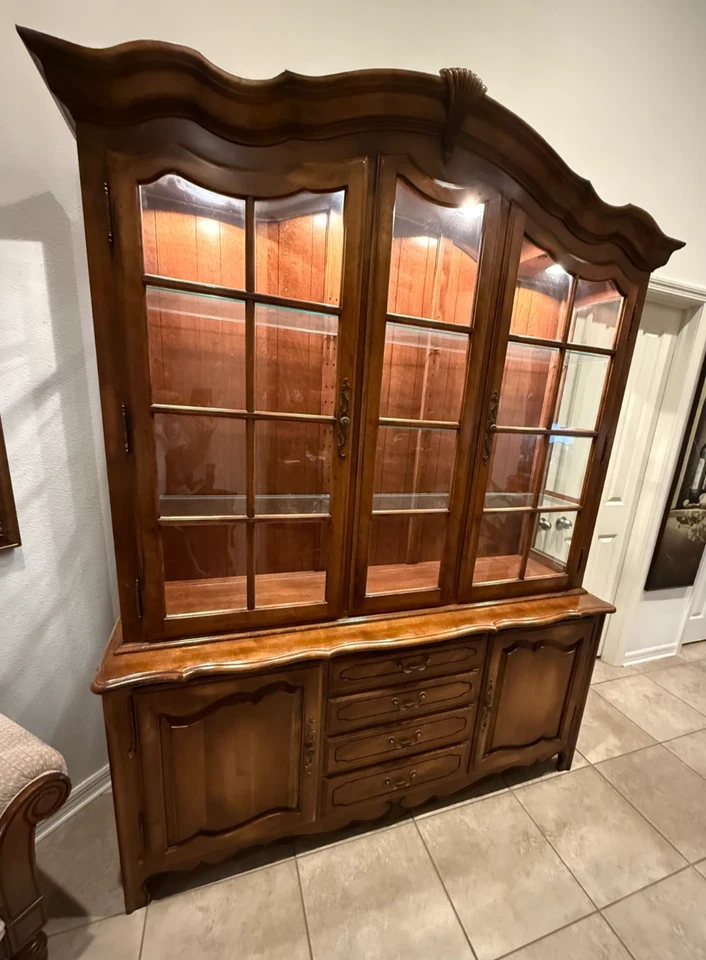 Armario Ethan Allen Country French Hutch/Curio/China Foto 2 de 4