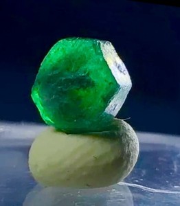 NEON GREEN LUSTROUS EMERALD CRYSTAL RAW NATURAL GEMSTONE WORLDS FINEST COLOMBIAN