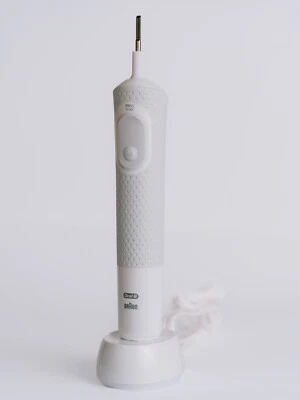 Braun Oral-B Vitality Pro 100 Zahnbürste Handstück weiß + Oral-B Ladestation