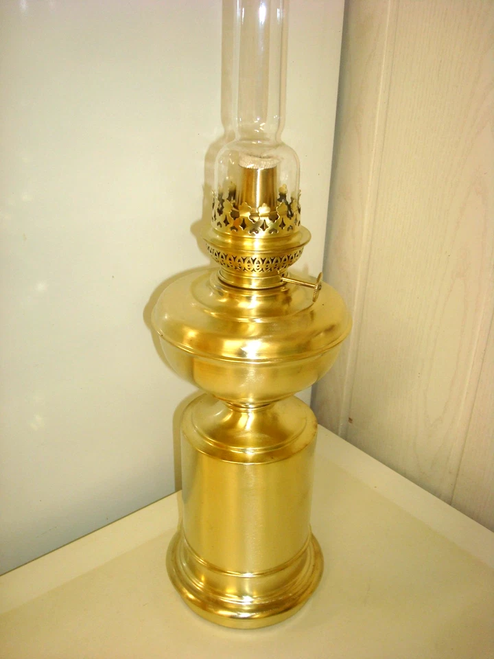 RARE et IMPOSANTE ANCIENNE LAMPE à PETROLE EN LAITON MASSIF COMPLETE et NETTOYEE - Photo 4/4