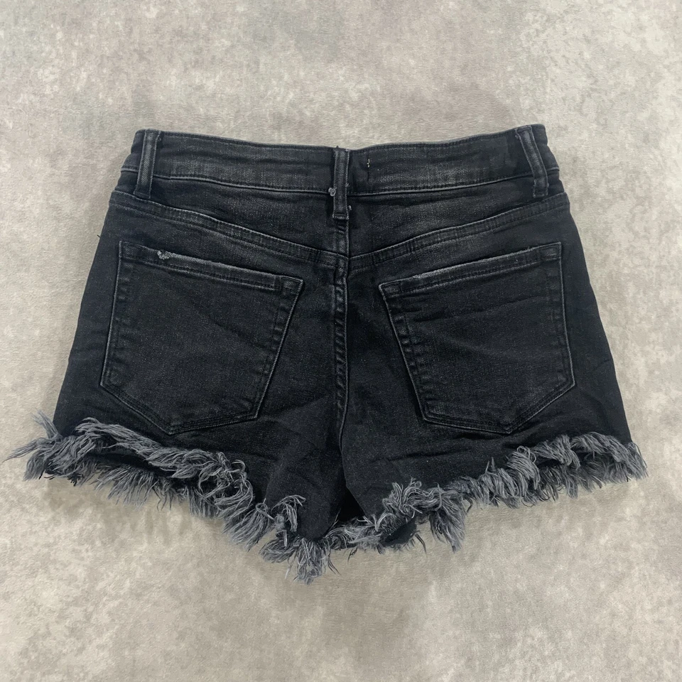 Pantalones Cortos de Denim Altar'd State Kammie Talla Pequeña (27) Negro Corte Deshilachado Dobladillo Foto 2 de 4