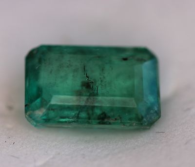 Émeraude Naturelle De Zambie De 2,42 Carats - Coupe émeraude, Couleur Vert, Clarté SI1, Traitée à L'huile