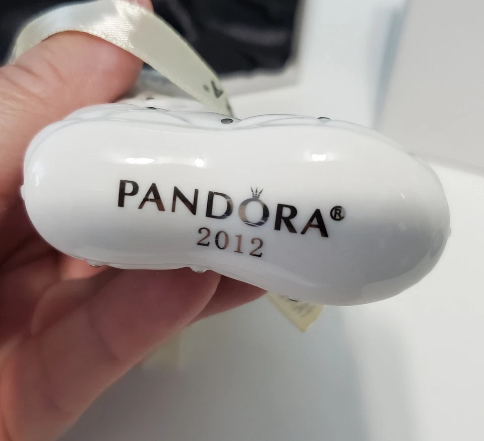 Adorno Pandora 2012 Vidrio Blanco Navidad Medias En Caja Usado en Excelente Condición Coleccionable Foto 3 de 4