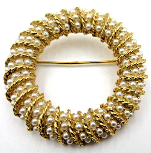 VTG 1.75 gold tone off white faux pearl HEAVY GEOMETRIC CIRCLE WREATH Brooch Pin