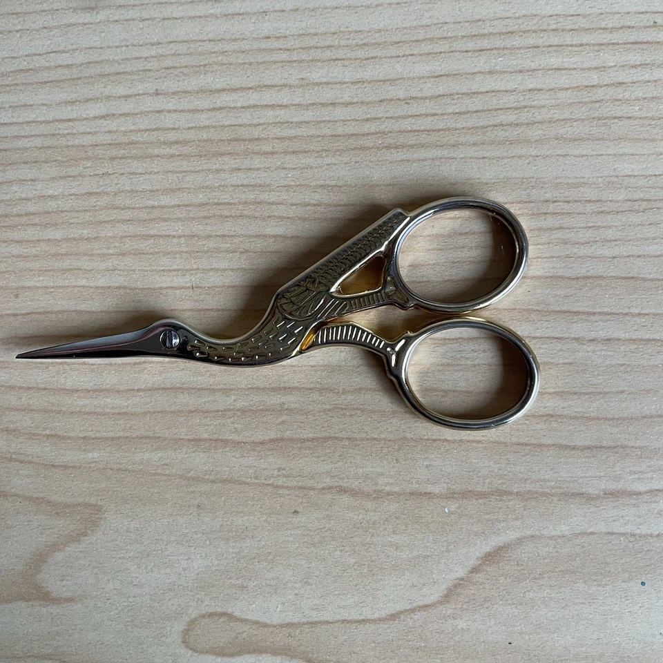 VINTAGE 3 1/2" TINY STORK EMBROIDERY SEWING NEEDLE POINT SCISSORS SHARP See Pics - Image 2 of 4