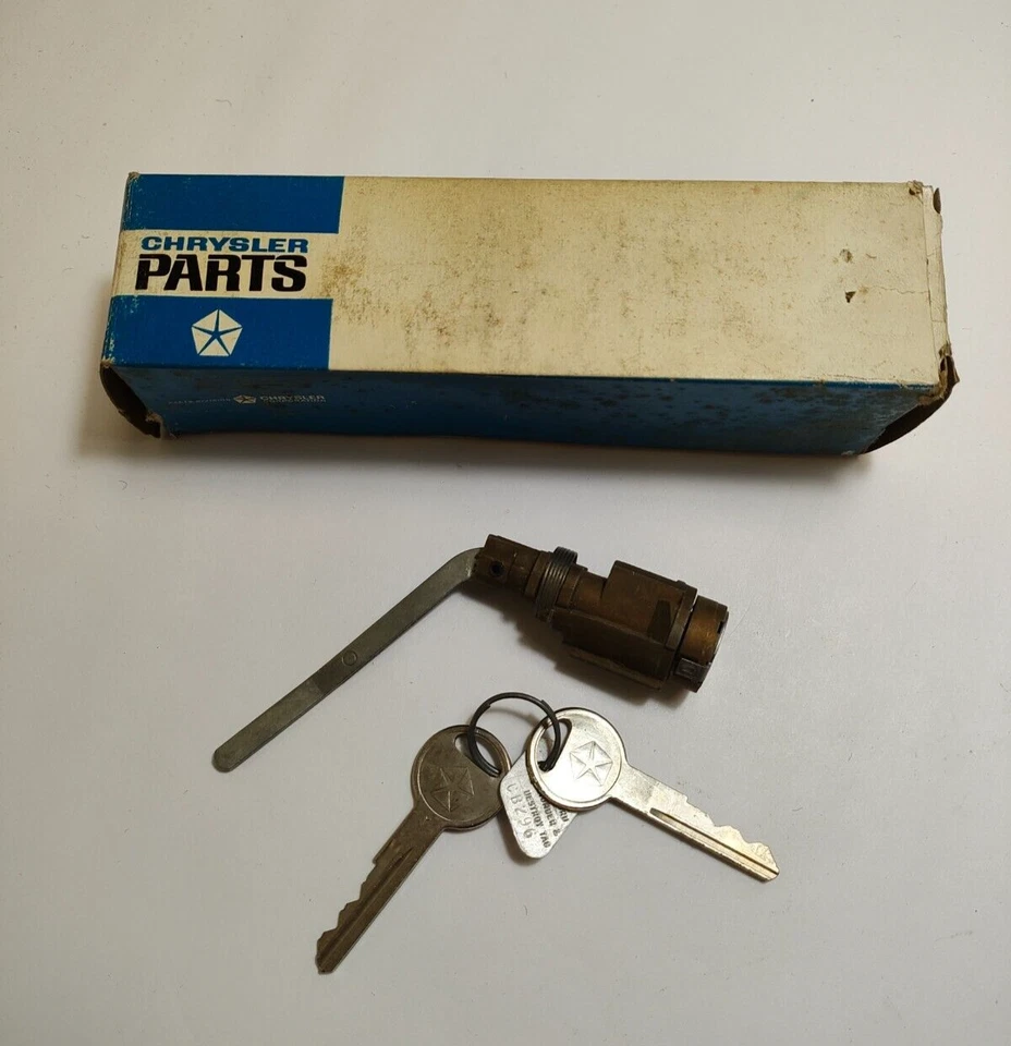 Chrysler 300 1967 cubierta tapa cerradura y llave 2802464 nuevo en stock Foto 3 de 4