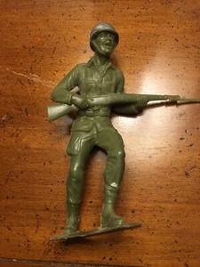 Marx WWII U.S. MARINES recast plastic toy soldiers.  MARX TOY COMPANY