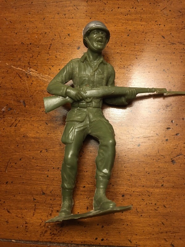 Marx WWII U.S. MARINES recast plastic toy soldiers.  MARX TOY COMPANY