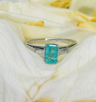 Natürlicher Smaragd mit Baguette Diamant Akzenten Platin Ring Bandgröße 6,25 3,7 g