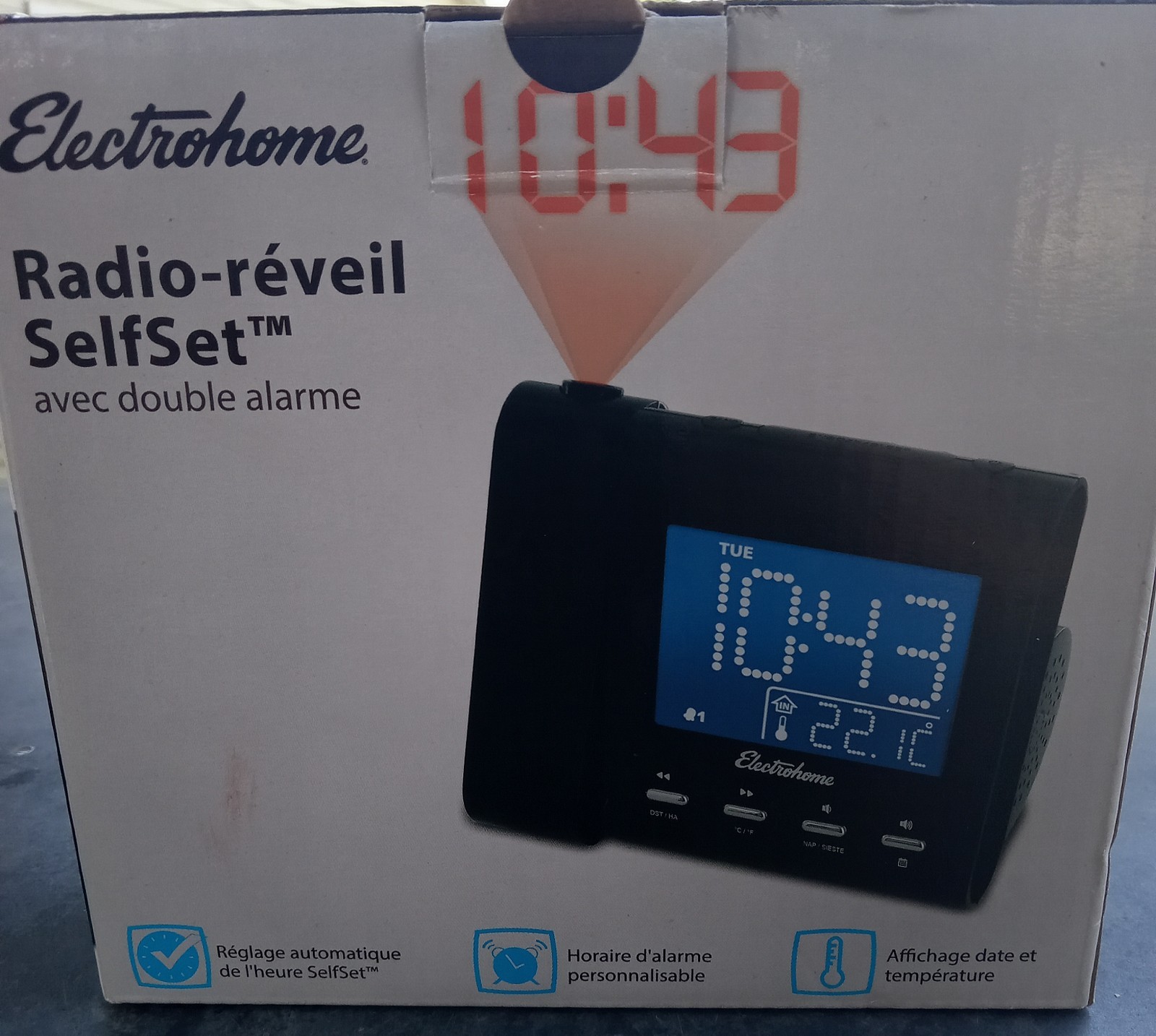 Radio / Dual Alarm-projected Time-temp-am/fm / New