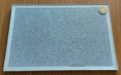 LAURA ASHLEY Glitzer Silber 2er Set Glas Tischsets BRANDNEU, VERSIEGELT!