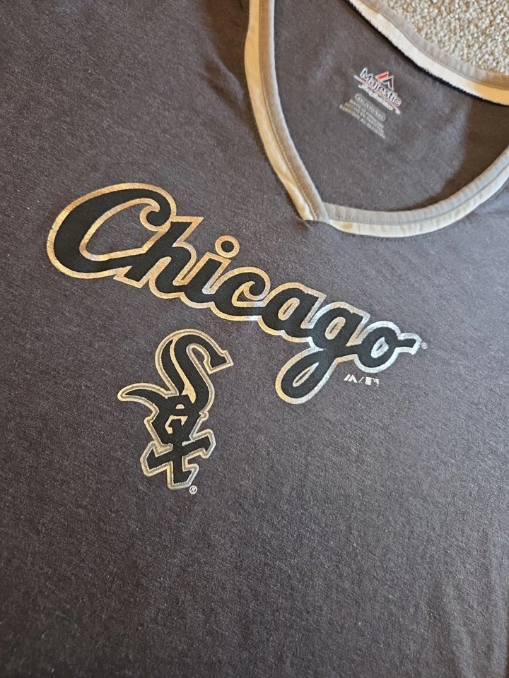 Camiseta feminina Chicago White Sox gola V XXL Majestic MLB beisebol cinza prata - Imagem 2 de 4